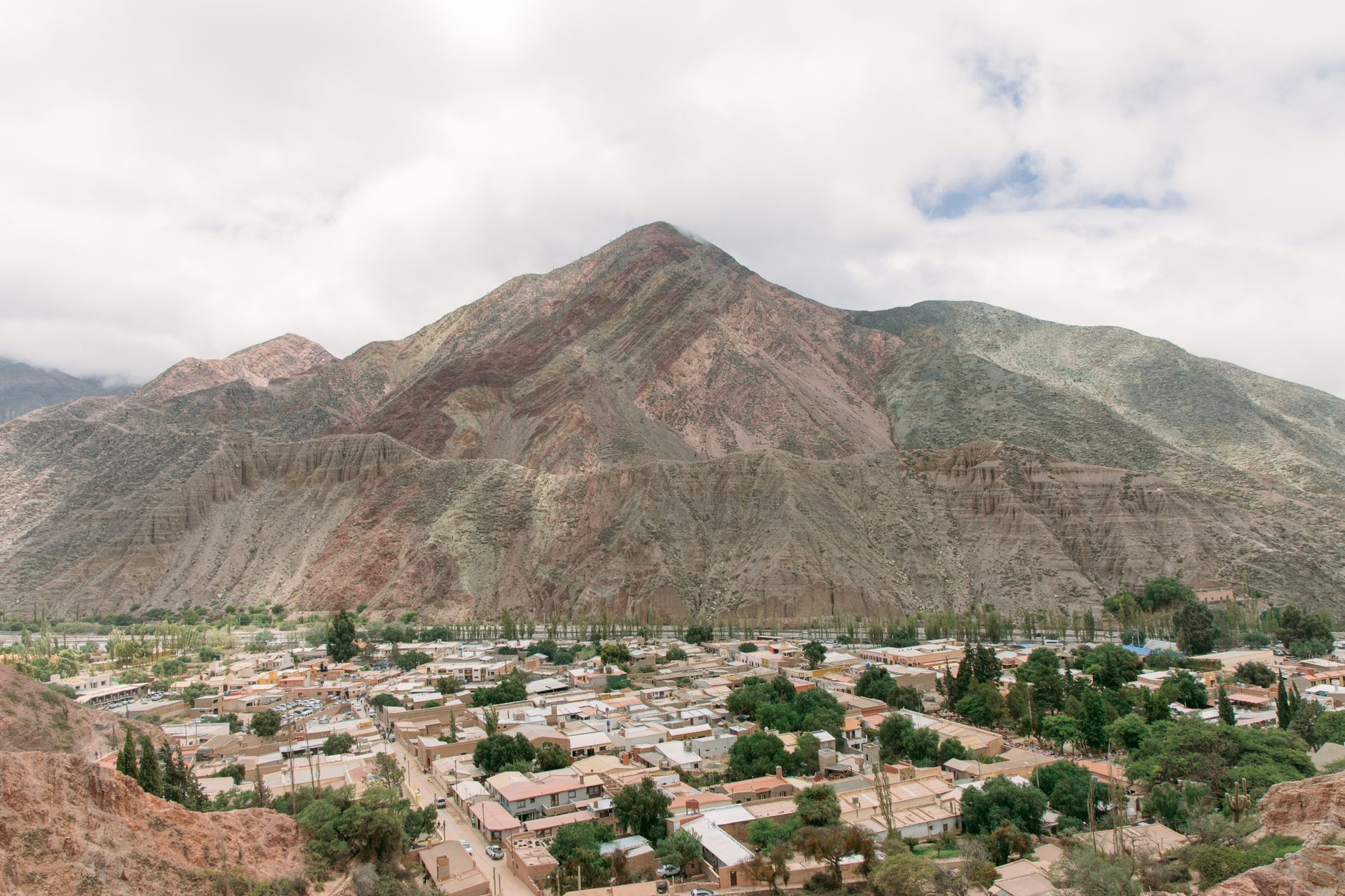 Poblado norteño y montañas minerales en Jujuy